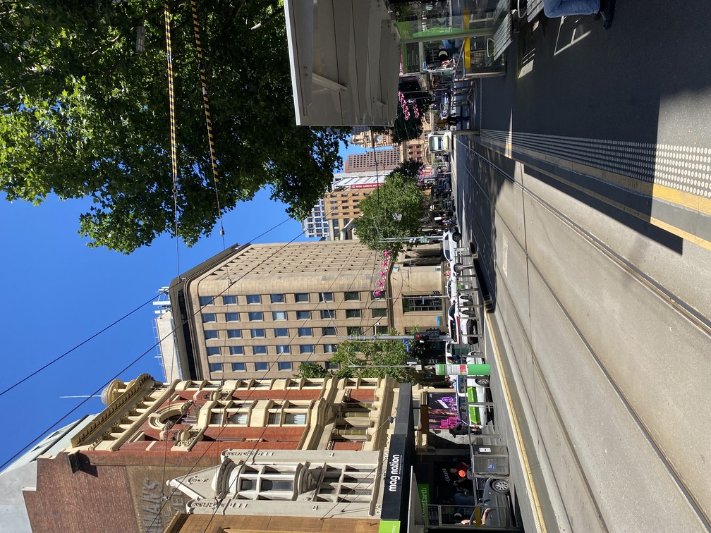 Die Strassen von Melbourne. An einem heissen Tag treiben sich nicht viele Menschen dort herum. Doch trotzdem zieht diese Stadt wegen ihrer wunderschönen Landschaft und mehreren Arbeitsstellen Auswandere an.